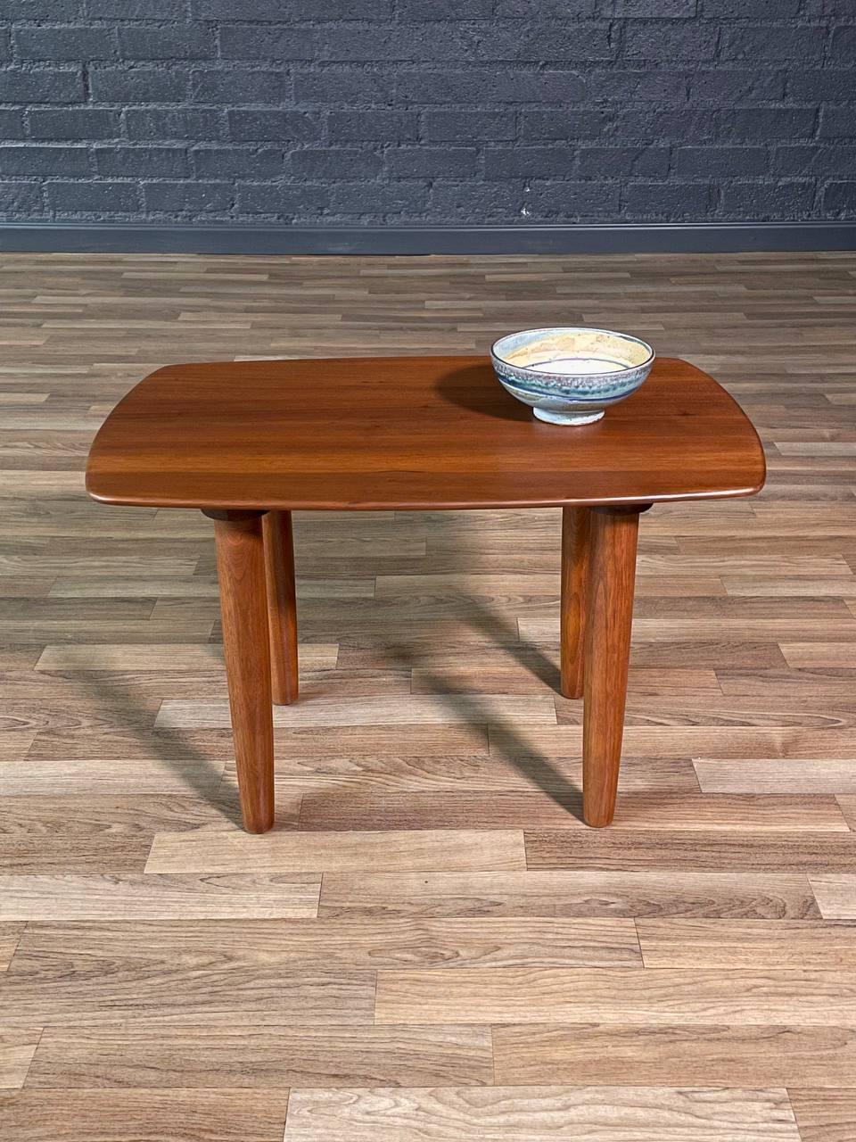 Tavolino in noce del Mid-Century Moderno, appena rifinito, di Ace-HI In condizioni ottime in vendita a Los Angeles, CA