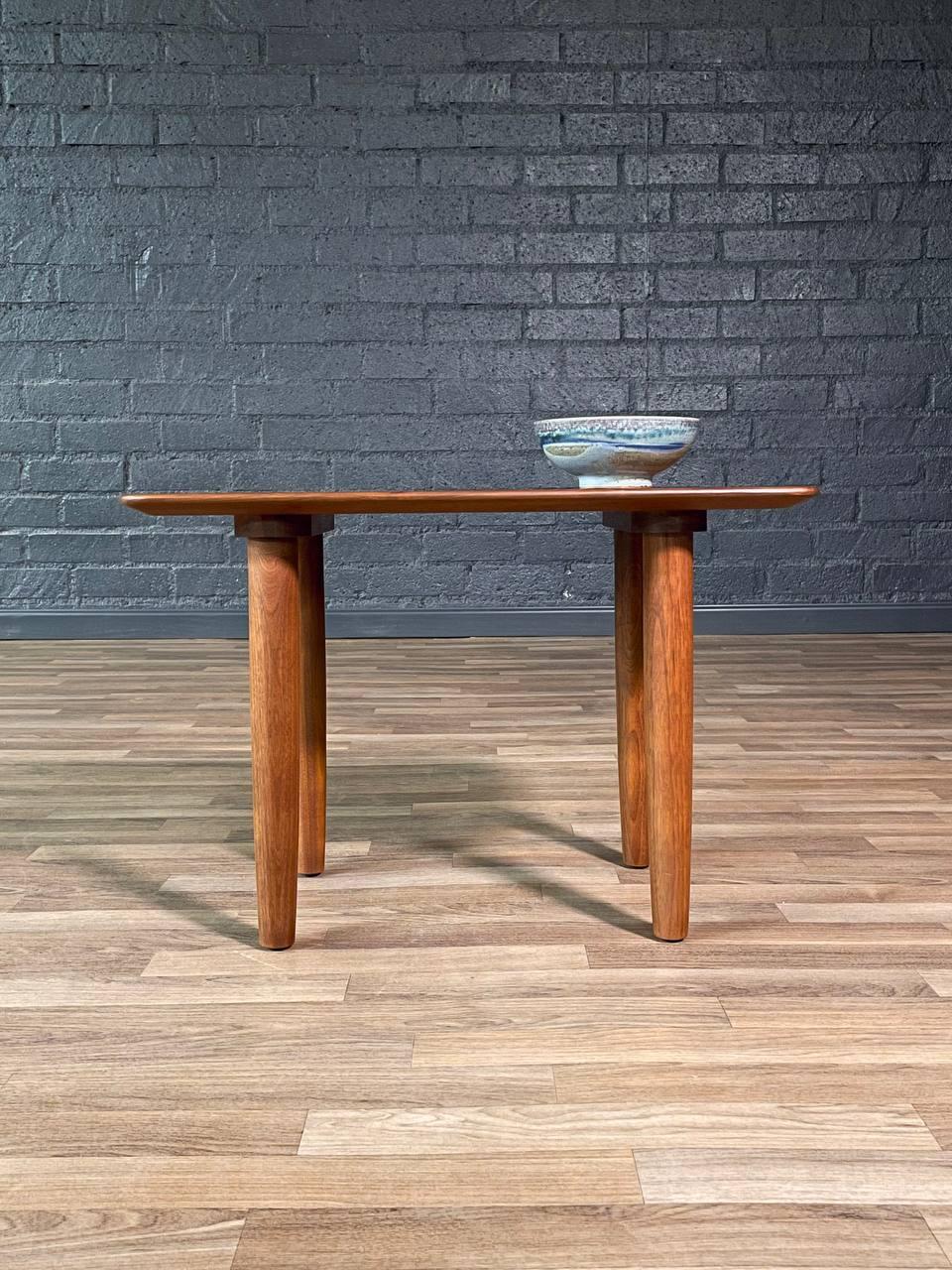 Metà XX secolo Tavolino in noce del Mid-Century Moderno, appena rifinito, di Ace-HI in vendita
