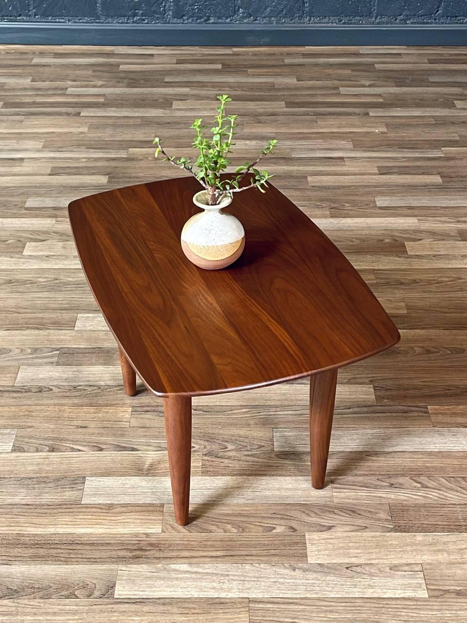 Newly Refinished - Mid-Century Modern Walnut Side Table by Ace-Hi For Sale 1