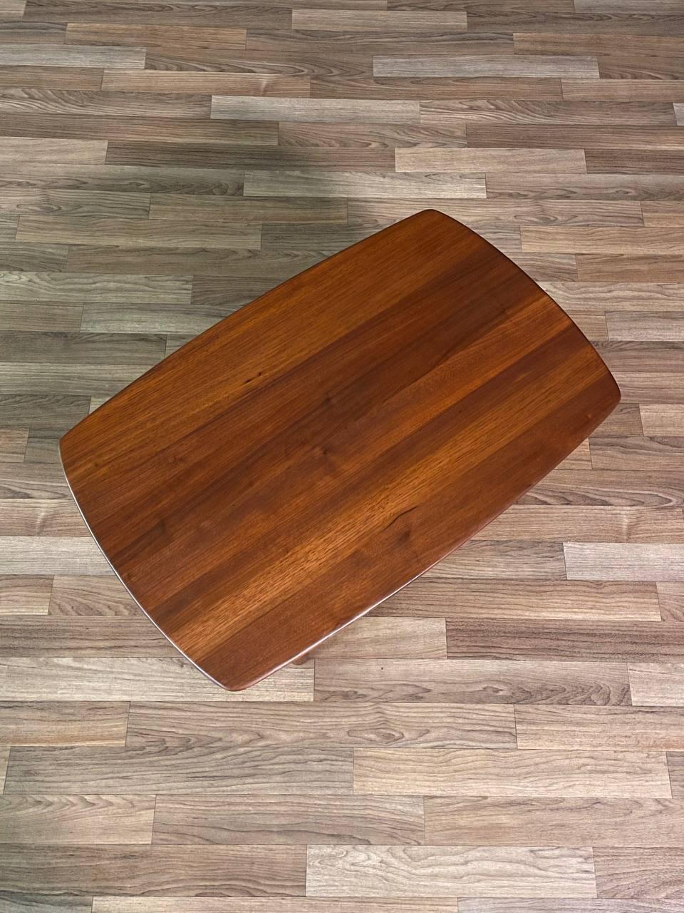 Noce Tavolino in noce del Mid-Century Moderno, appena rifinito, di Ace-HI in vendita