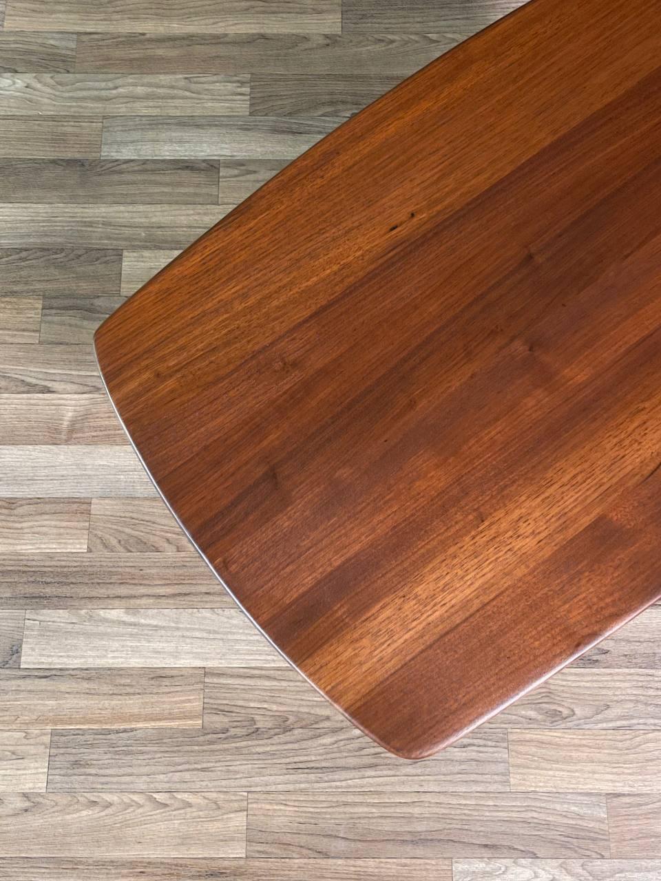 Tavolino in noce del Mid-Century Moderno, appena rifinito, di Ace-HI in vendita 1