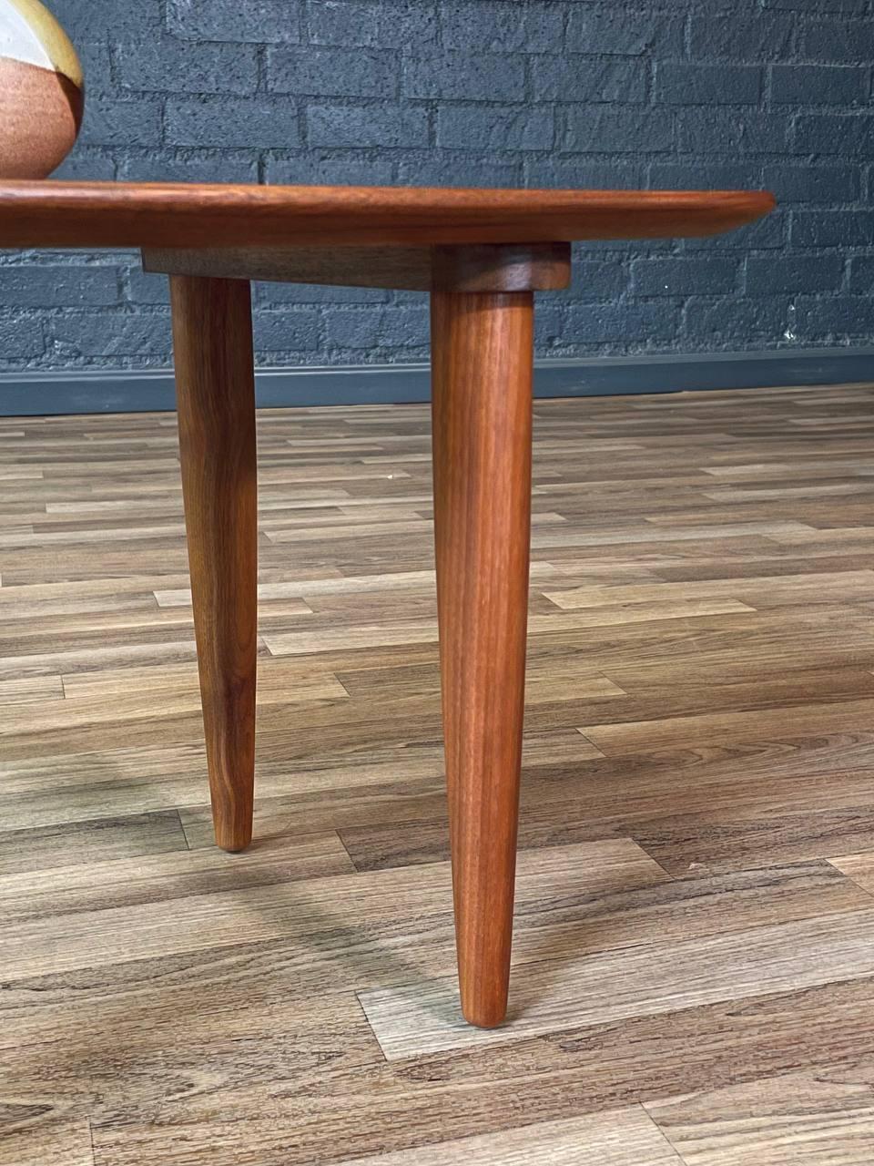 Newly Refinished - Mid-Century Modern Walnut Side Table by Ace-Hi For Sale 4