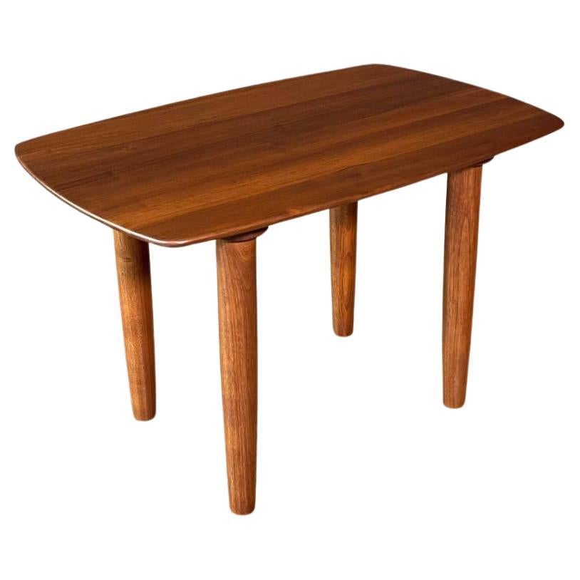 Tavolino in noce del Mid-Century Moderno, appena rifinito, di Ace-HI