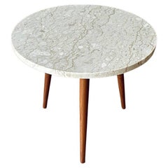 Neu lackiert – Mid-Century Modern-Beistelltisch aus Nussbaumholz mit Crema Marfil-Marmor, neu lackiert