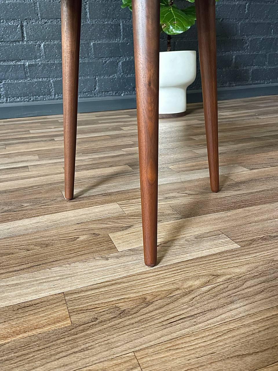 Table d'appoint en noyer avec marbre en travertin, récemment rénovée - The Moderns Modernity en vente 3
