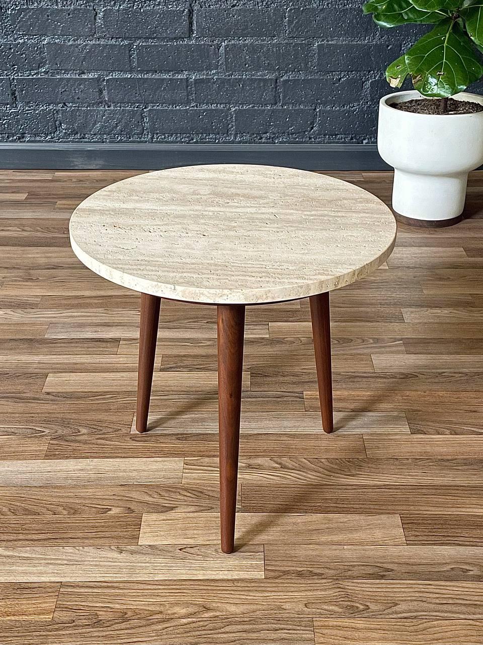 Américain Table d'appoint en noyer avec marbre en travertin, récemment rénovée - The Moderns Modernity en vente