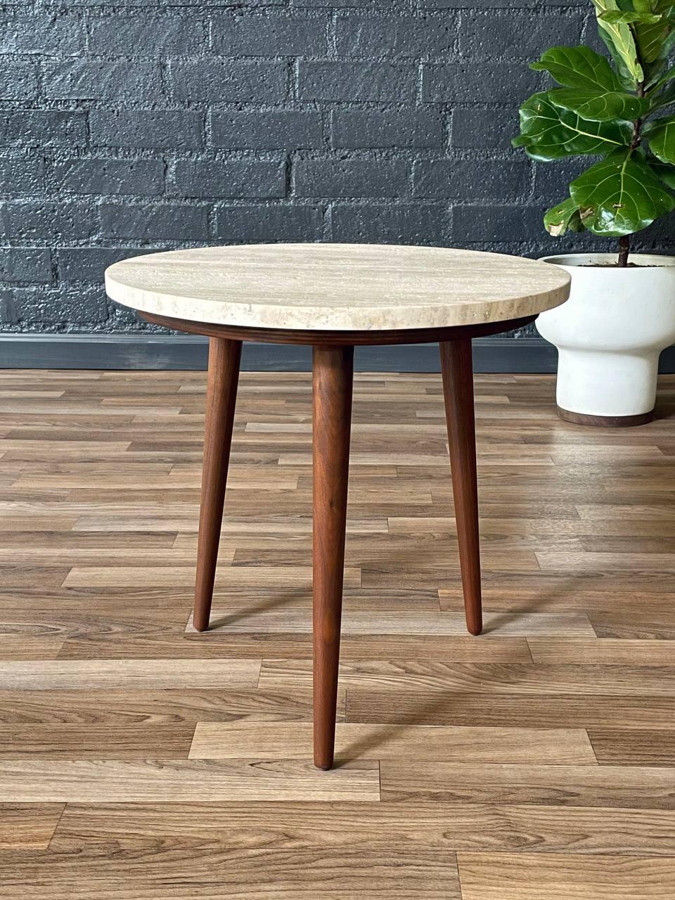 Table d'appoint en noyer avec marbre en travertin, récemment rénovée - The Moderns Modernity Excellent état - En vente à Los Angeles, CA