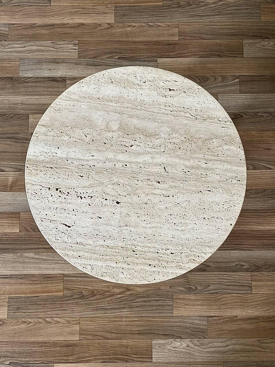 Milieu du XXe siècle Table d'appoint en noyer avec marbre en travertin, récemment rénovée - The Moderns Modernity en vente