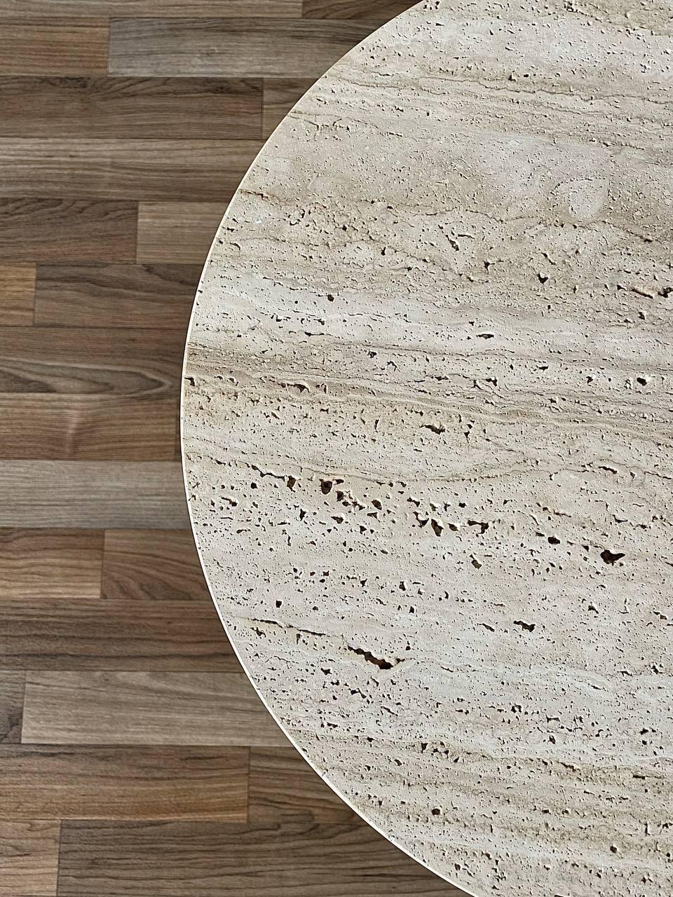 Travertin Table d'appoint en noyer avec marbre en travertin, récemment rénovée - The Moderns Modernity en vente