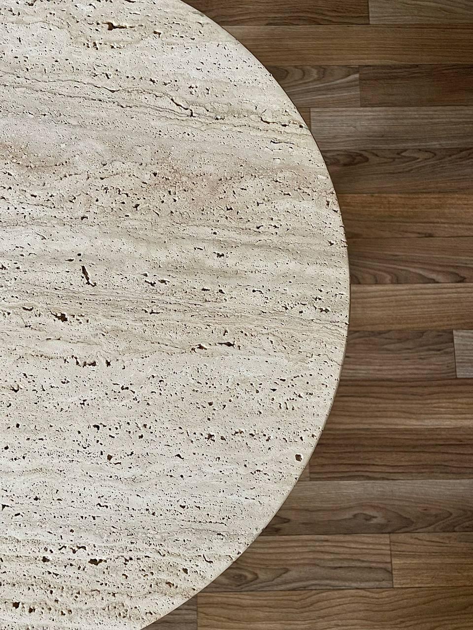Table d'appoint en noyer avec marbre en travertin, récemment rénovée - The Moderns Modernity en vente 1