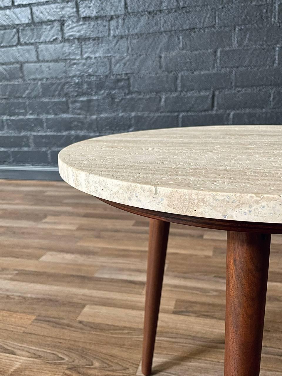 Table d'appoint en noyer avec marbre en travertin, récemment rénovée - The Moderns Modernity en vente 2