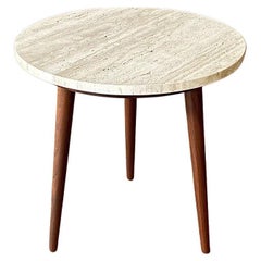 Neu lackiert – Mid-Century Modern Beistelltisch aus Nussbaumholz mit Travertinmarmor, neu lackiert