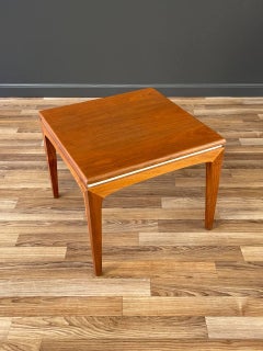 Neu lackiert – Mid-Century Modern-Beistelltisch aus Nussbaumholz mit weißem Akzent