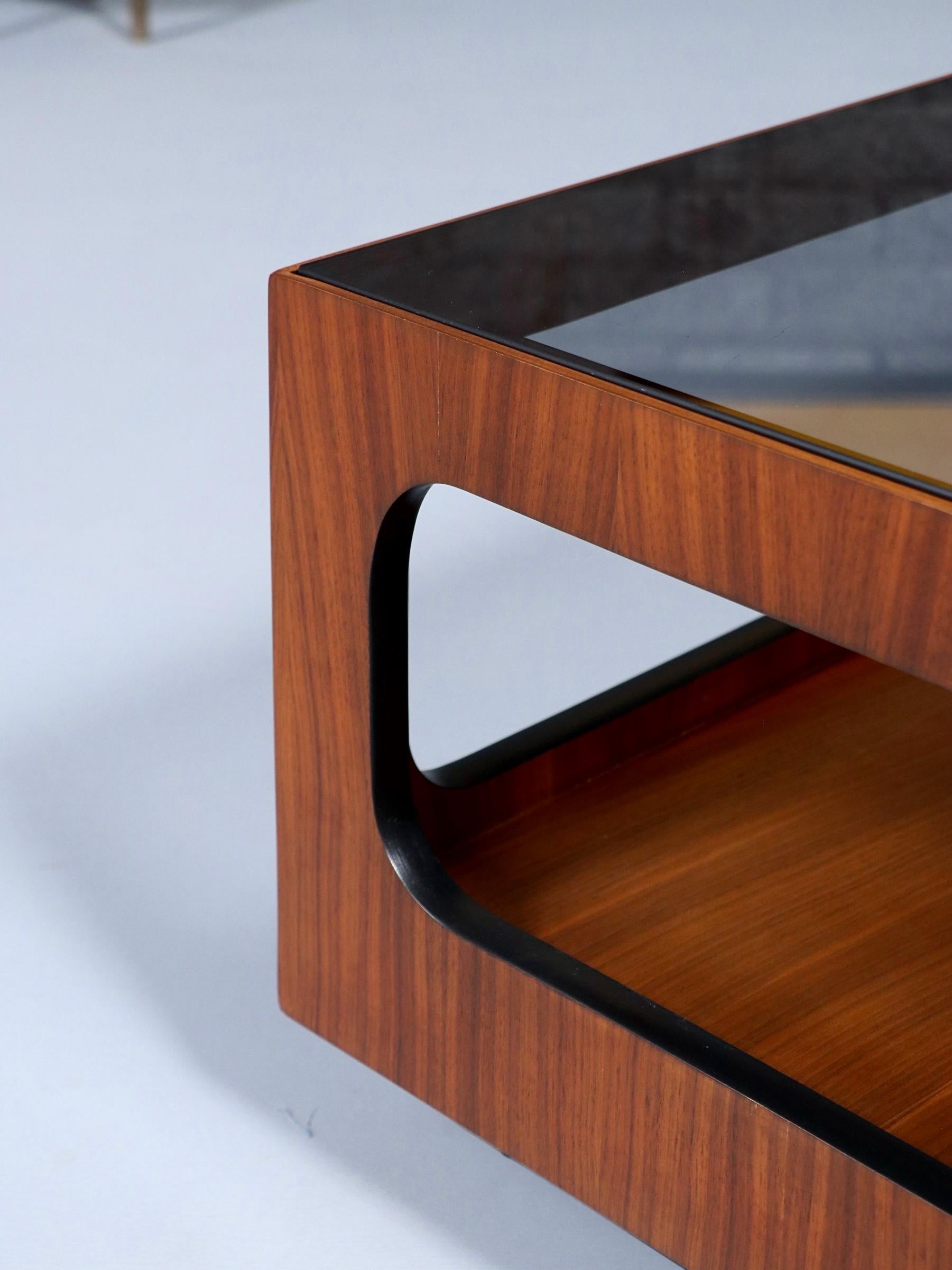 Table basse en noyer et verre fumé de Lane, moderne du milieu du siècle. 3