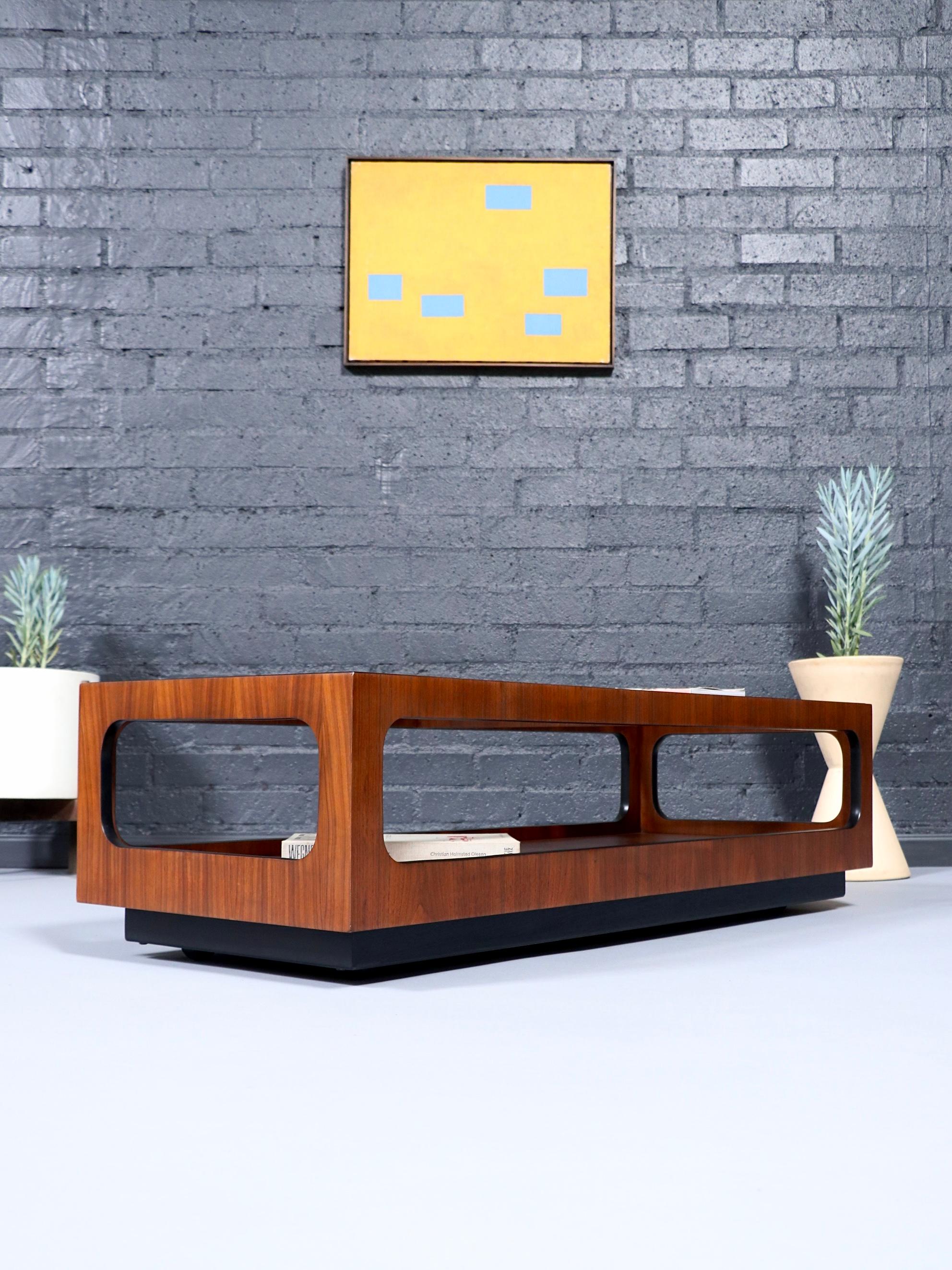 Mid-Century Modern Table basse en noyer et verre fumé de Lane, moderne du milieu du siècle.