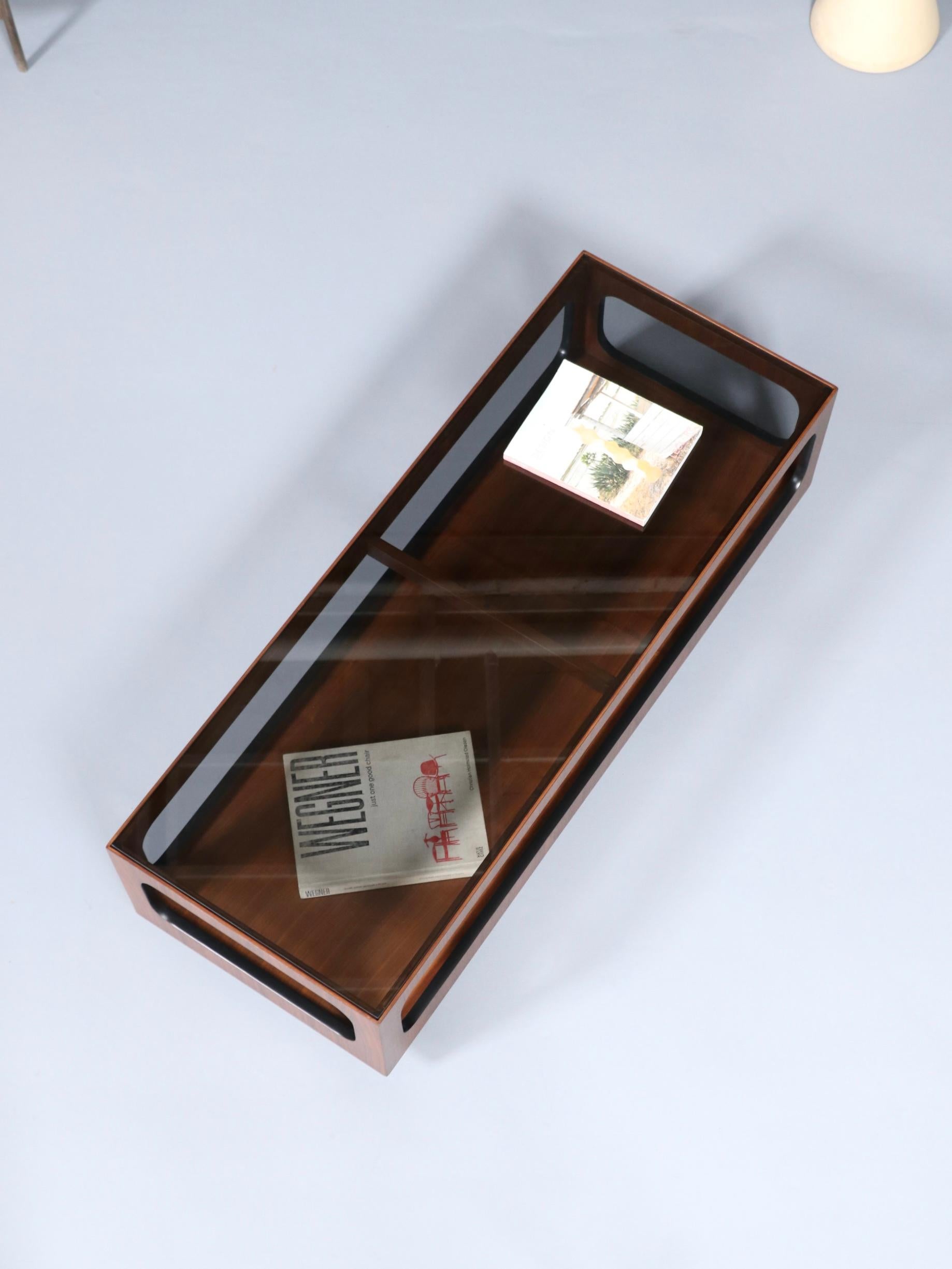 Table basse en noyer et verre fumé de Lane, moderne du milieu du siècle. Excellent état à Los Angeles, CA