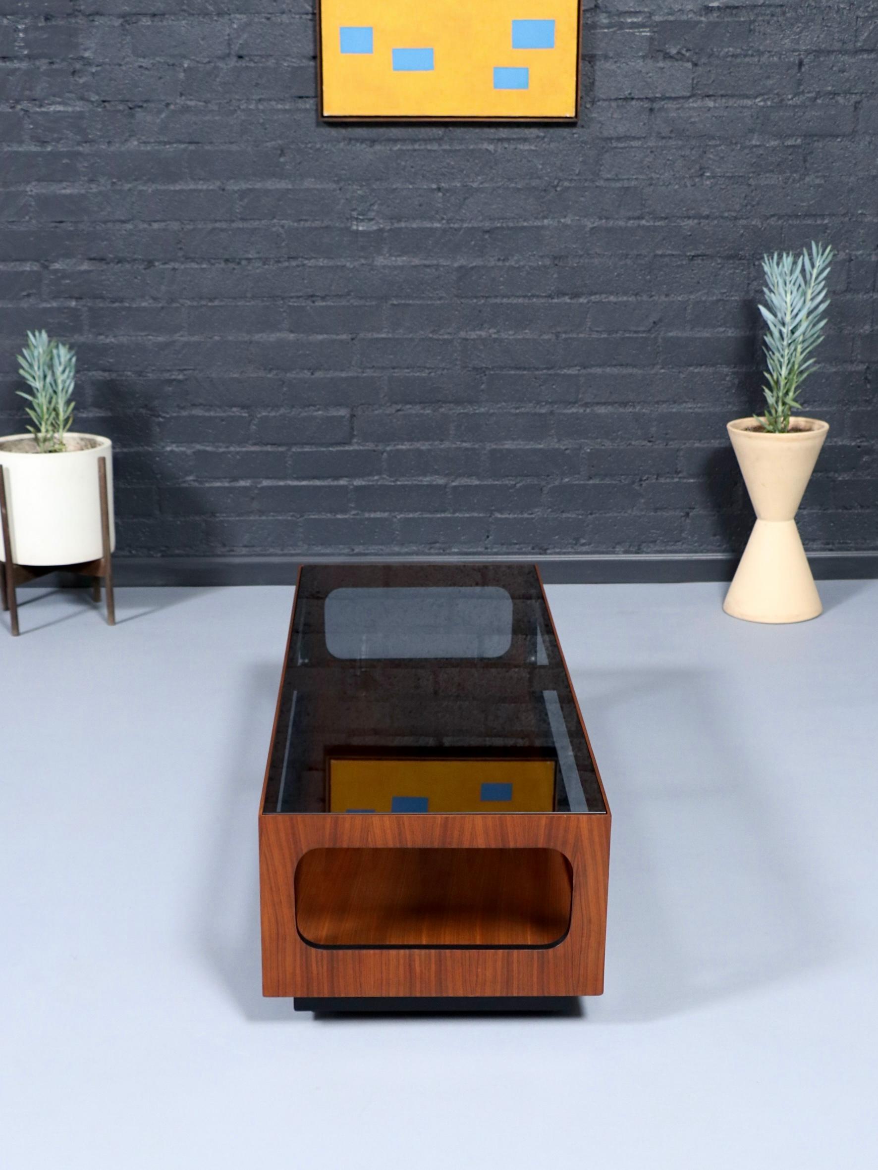 Milieu du XXe siècle Table basse en noyer et verre fumé de Lane, moderne du milieu du siècle.