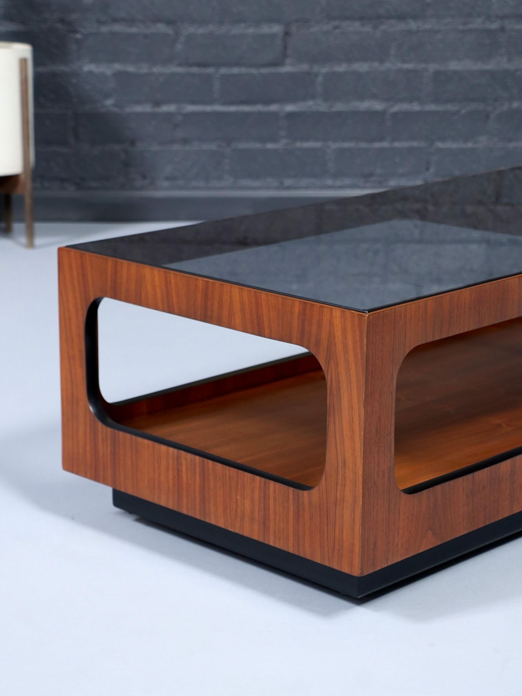 Verre fumé Table basse en noyer et verre fumé de Lane, moderne du milieu du siècle.