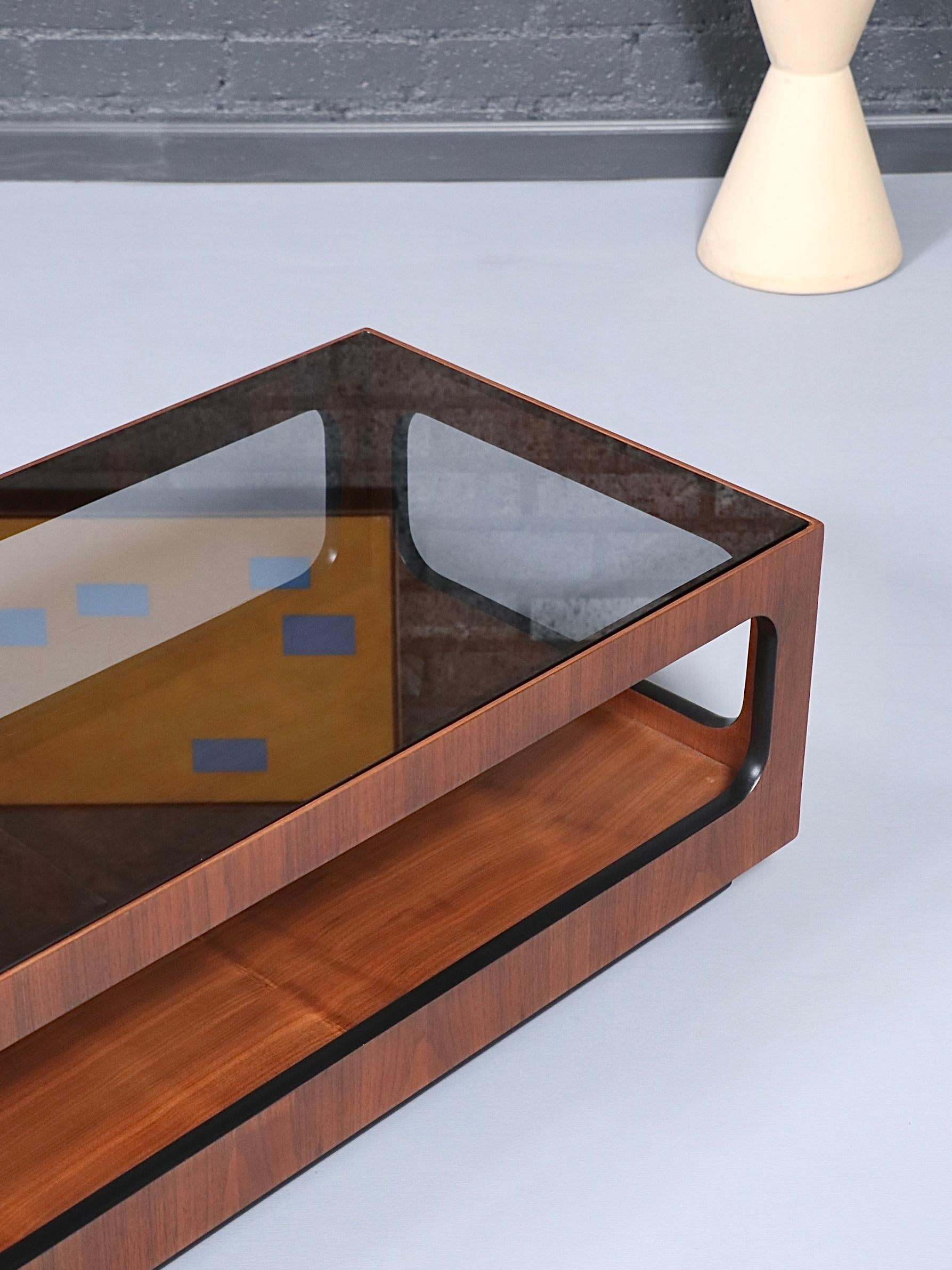 Table basse en noyer et verre fumé de Lane, moderne du milieu du siècle. 1