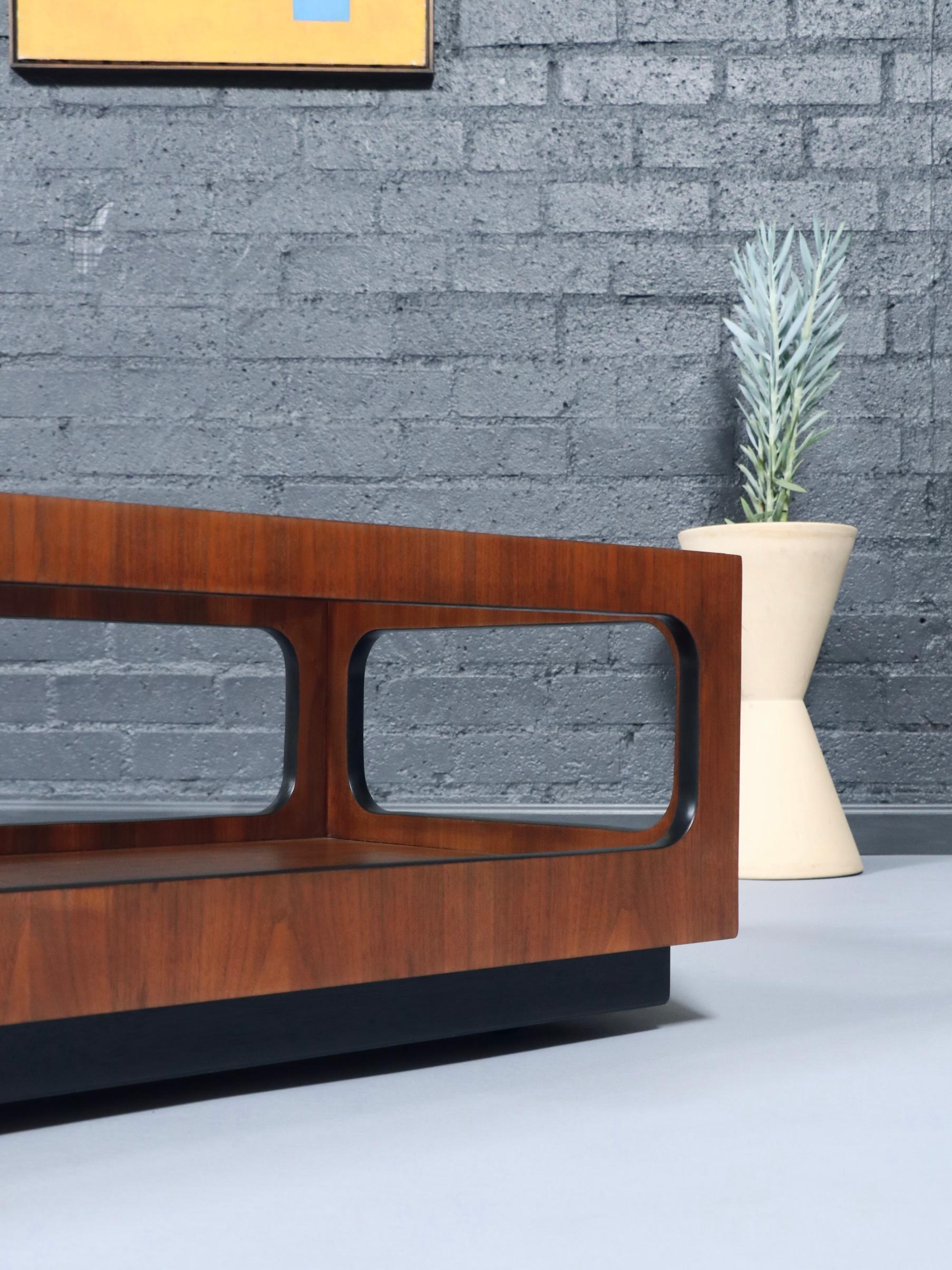 Table basse en noyer et verre fumé de Lane, moderne du milieu du siècle. 2