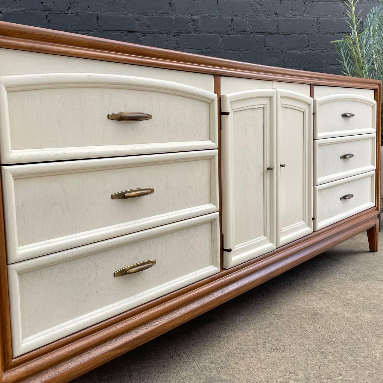 Newly Refinished - Mid-Century Modern Walnut Two-Tone Dresser by Thomasville In Excellent Condition For Sale In Los Angeles, CA