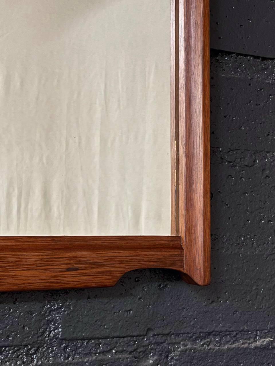 Miroir mural en noyer de style moderne du milieu du siècle récemment repeint en vente 4