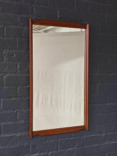 Neu lackiert - Mid-Century Modern Walnuss Wandspiegel