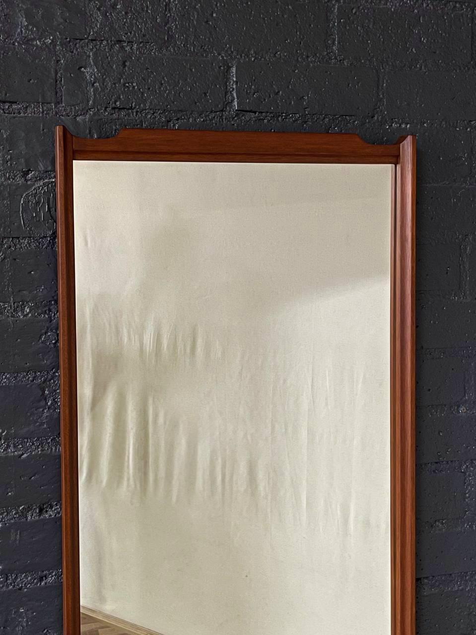 Mid-Century Modern Miroir mural en noyer de style moderne du milieu du siècle récemment repeint en vente