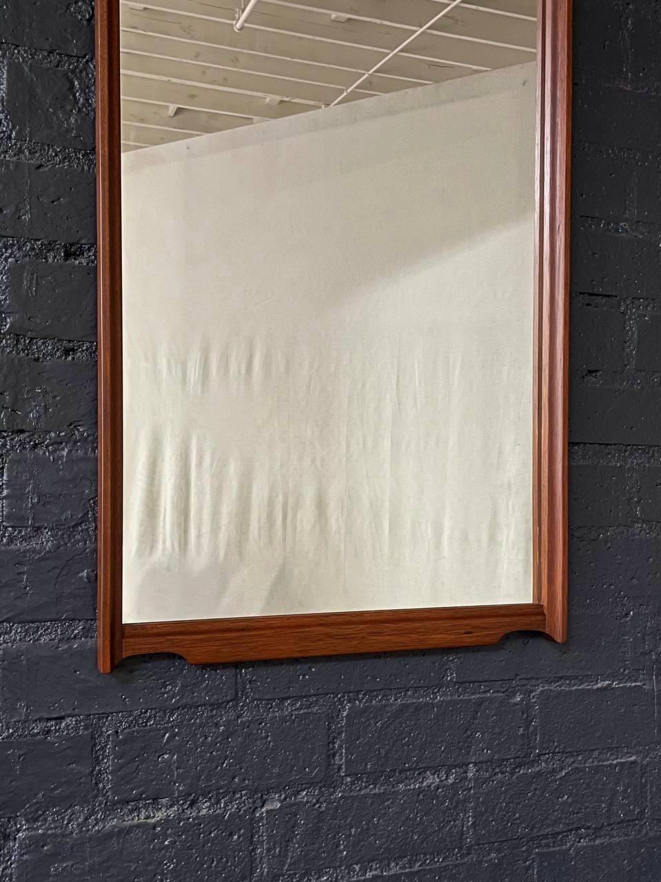 Américain Miroir mural en noyer de style moderne du milieu du siècle récemment repeint en vente