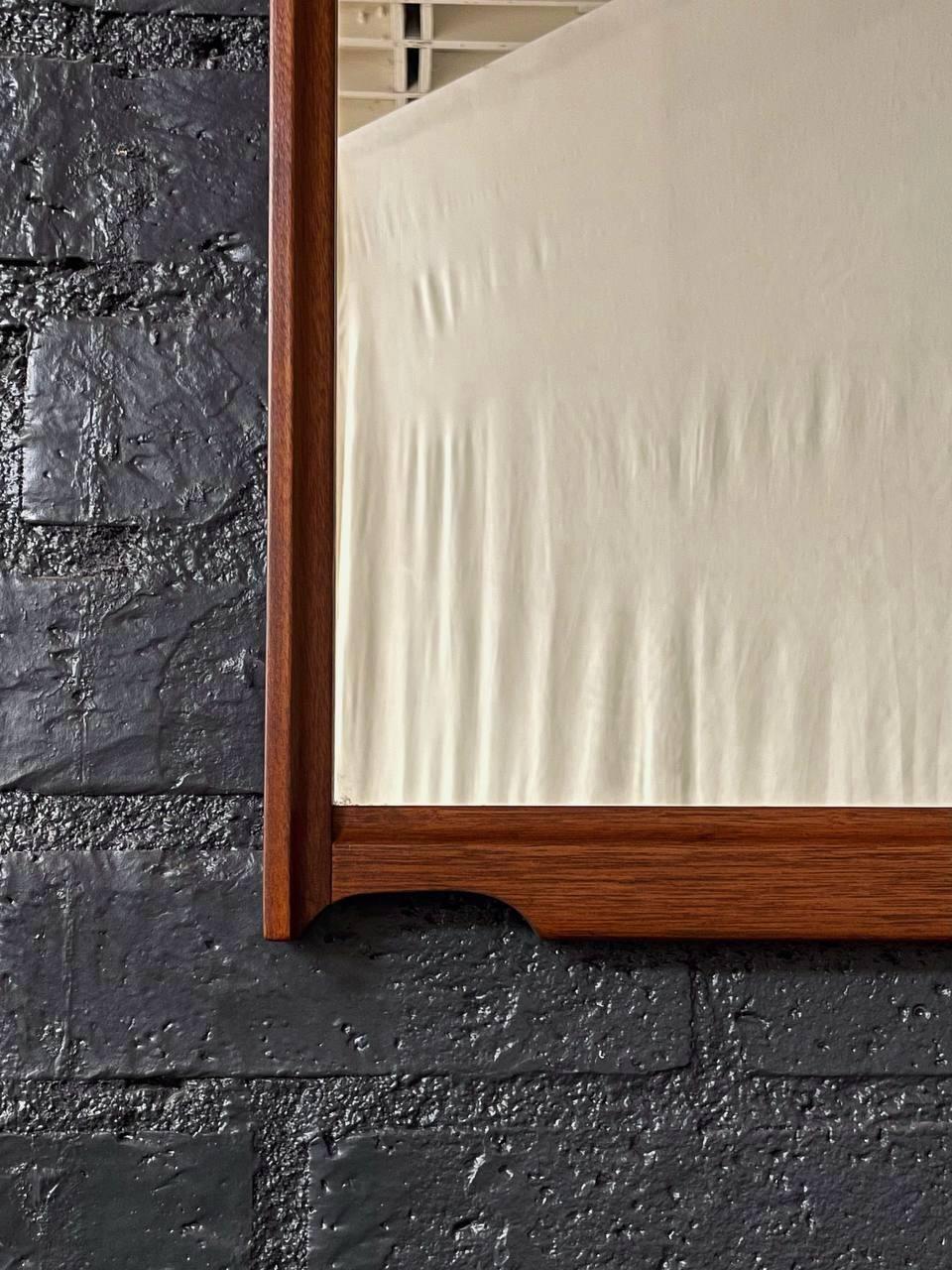 Miroir mural en noyer de style moderne du milieu du siècle récemment repeint Excellent état - En vente à Los Angeles, CA