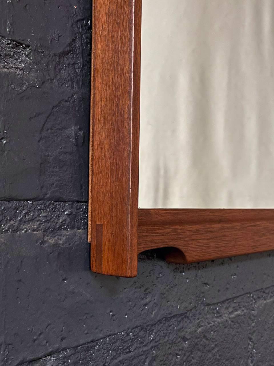 Milieu du XXe siècle Miroir mural en noyer de style moderne du milieu du siècle récemment repeint en vente