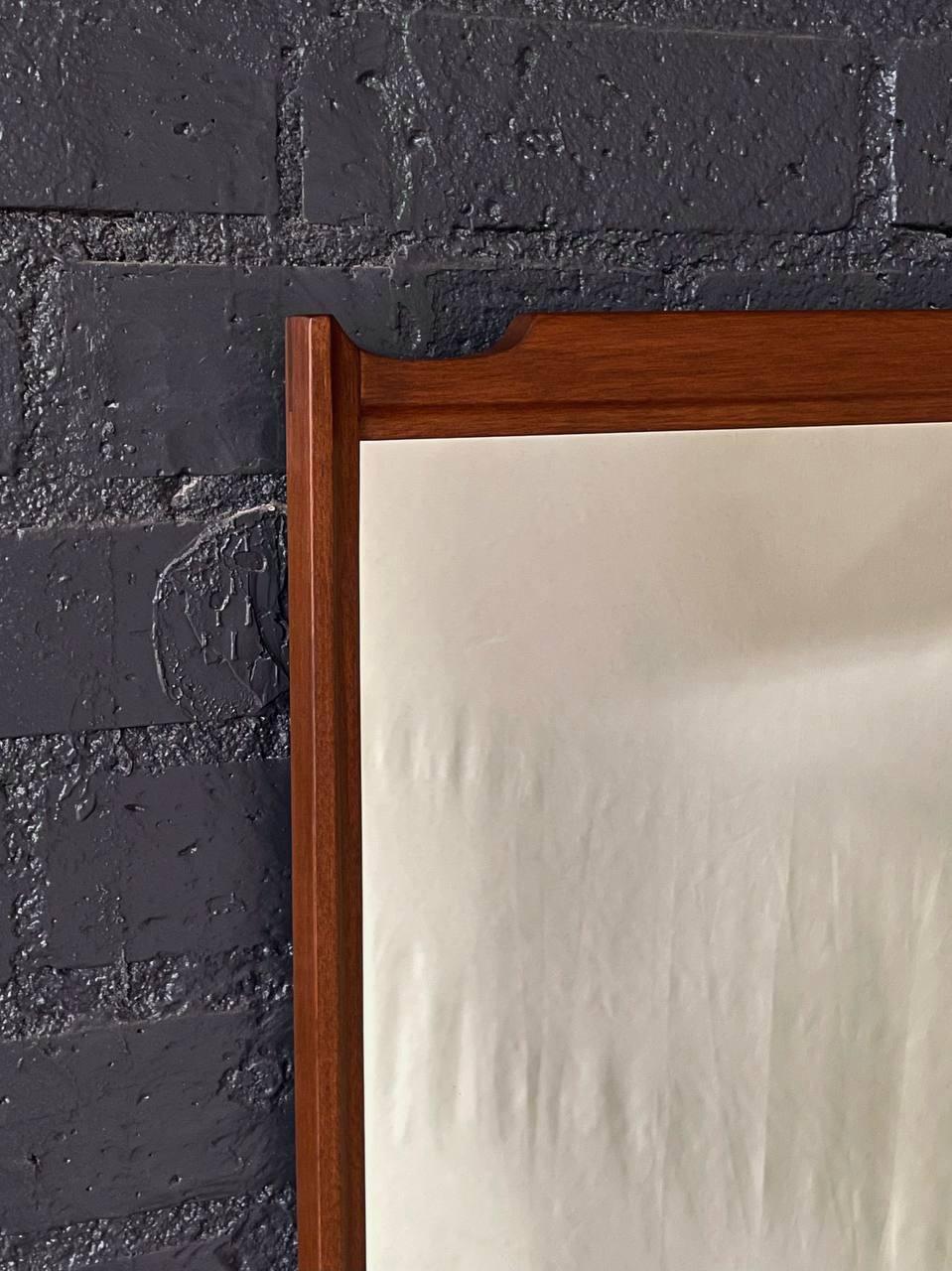 Miroir mural en noyer de style moderne du milieu du siècle récemment repeint en vente 1