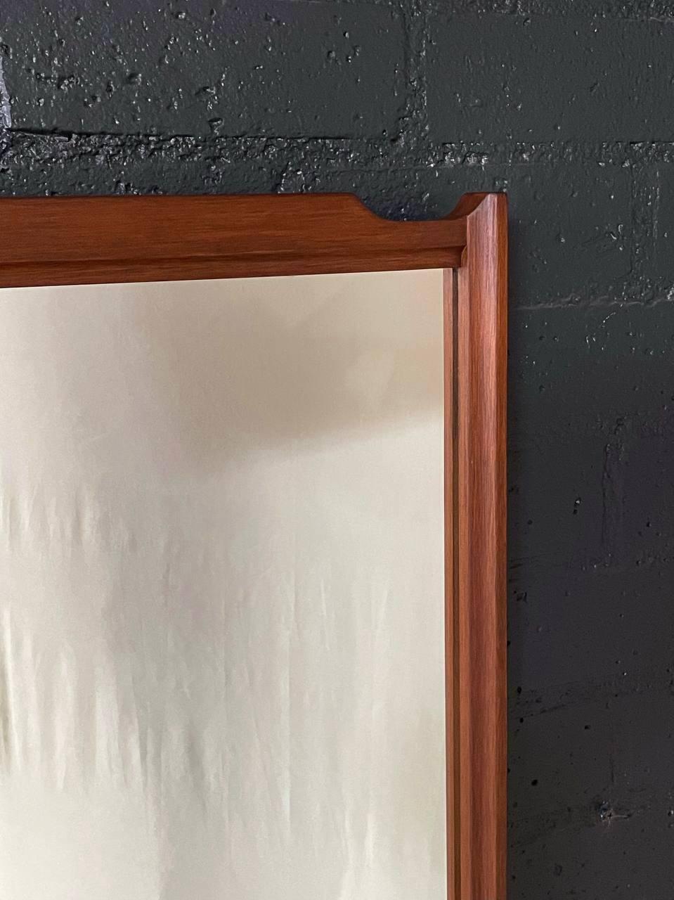 Miroir mural en noyer de style moderne du milieu du siècle récemment repeint en vente 2