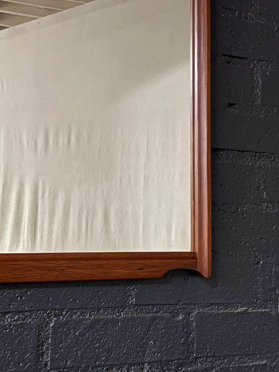 Miroir mural en noyer de style moderne du milieu du siècle récemment repeint en vente 3