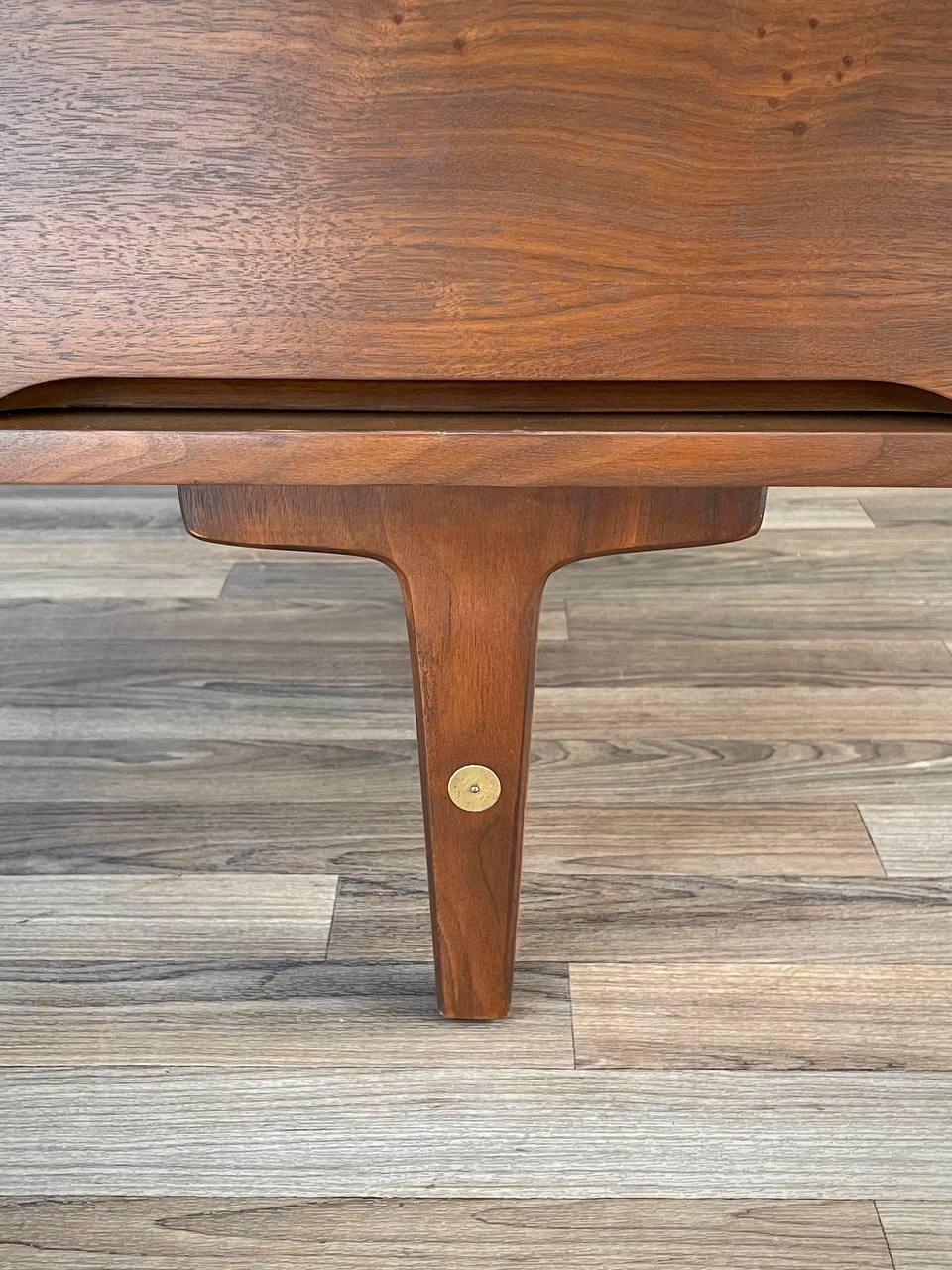 Récemment repeint - Bureau en noyer de style The Modernity par Stanley Furniture 3
