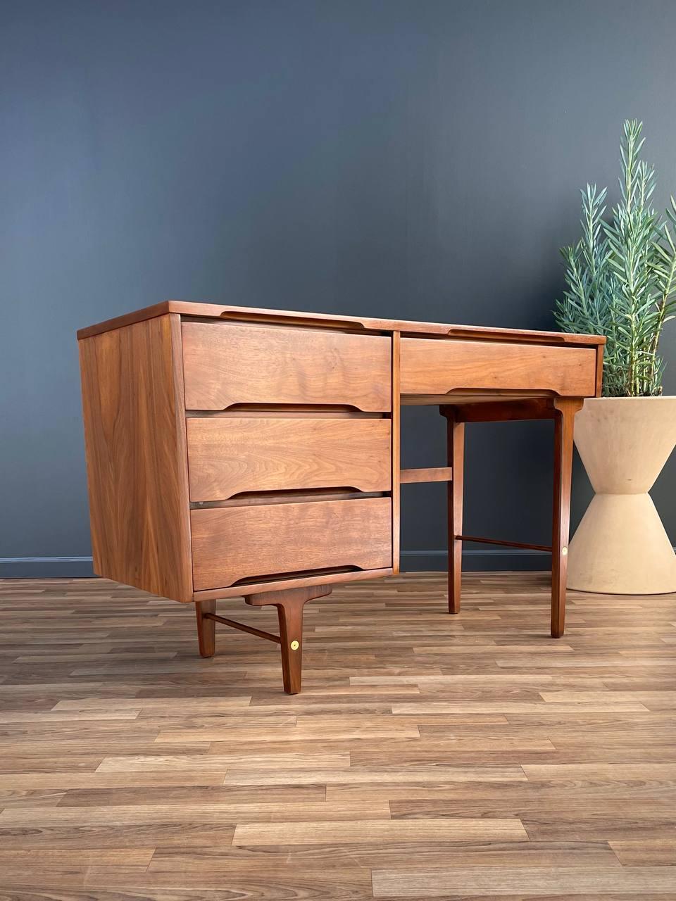 Avec plus de 15 ans d'expérience, notre atelier a suivi un processus de restauration minutieux, mettant en valeur notre passion et notre créativité pour les designs vintage qui peuvent s'intégrer de manière transparente à de nombreux décors
