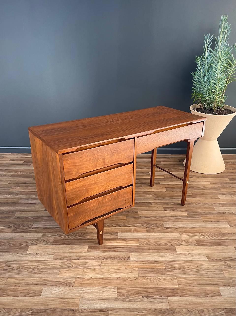 Mid-Century Modern Récemment repeint - Bureau en noyer de style The Modernity par Stanley Furniture