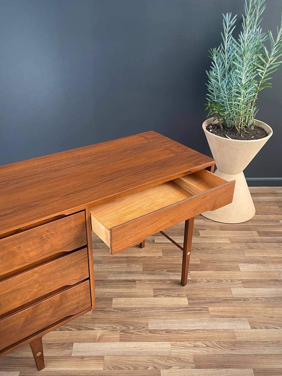 Récemment repeint - Bureau en noyer de style The Modernity par Stanley Furniture Excellent état à Los Angeles, CA