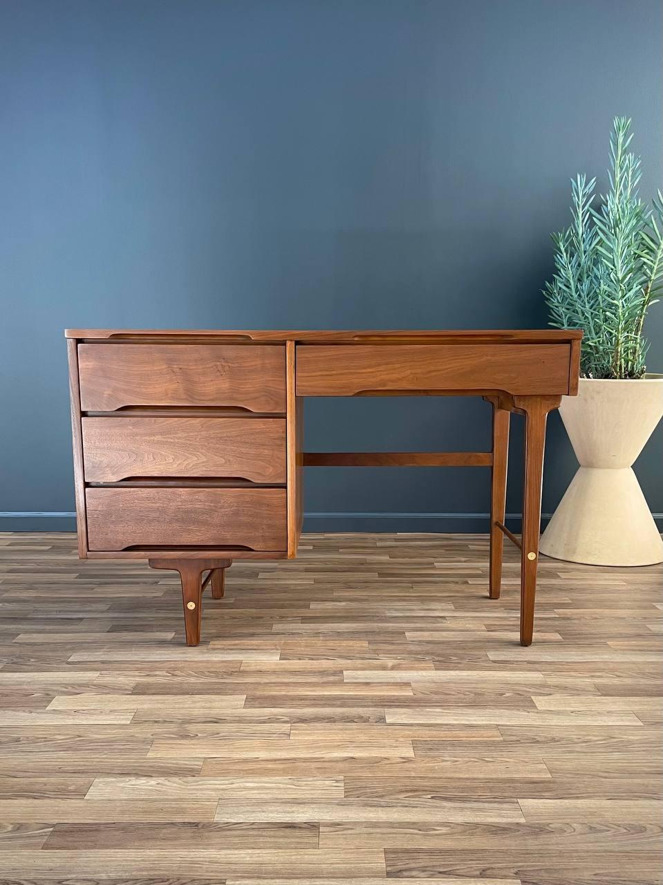 Milieu du XXe siècle Récemment repeint - Bureau en noyer de style The Modernity par Stanley Furniture