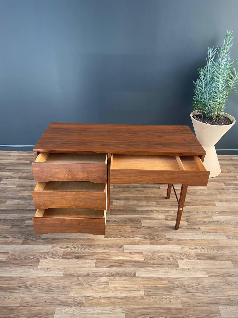 Noyer Récemment repeint - Bureau en noyer de style The Modernity par Stanley Furniture