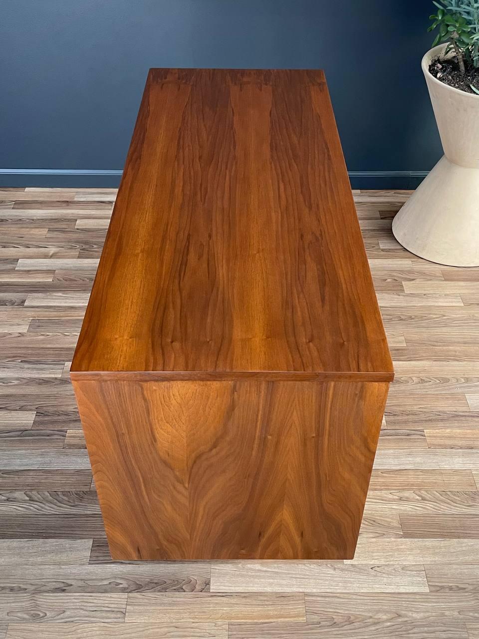 Récemment repeint - Bureau en noyer de style The Modernity par Stanley Furniture 1