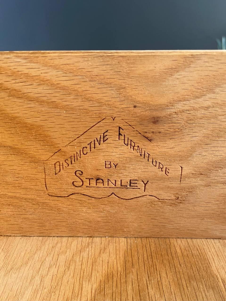 Récemment repeint - Bureau en noyer de style The Modernity par Stanley Furniture 2