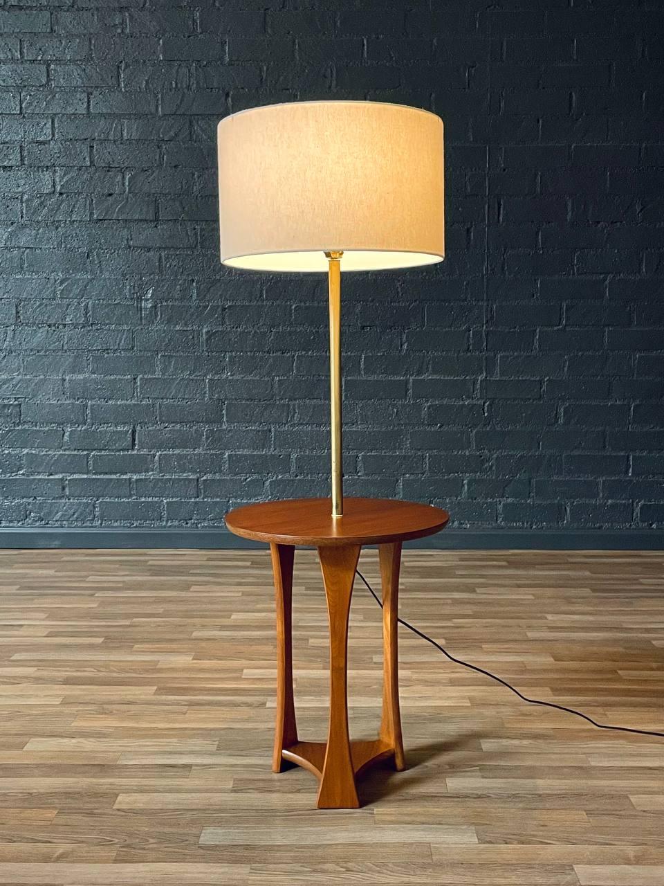 Mid-Century moderno Lampada da terra in noce scolpito di metà secolo con tavolino, appena rifinita in vendita