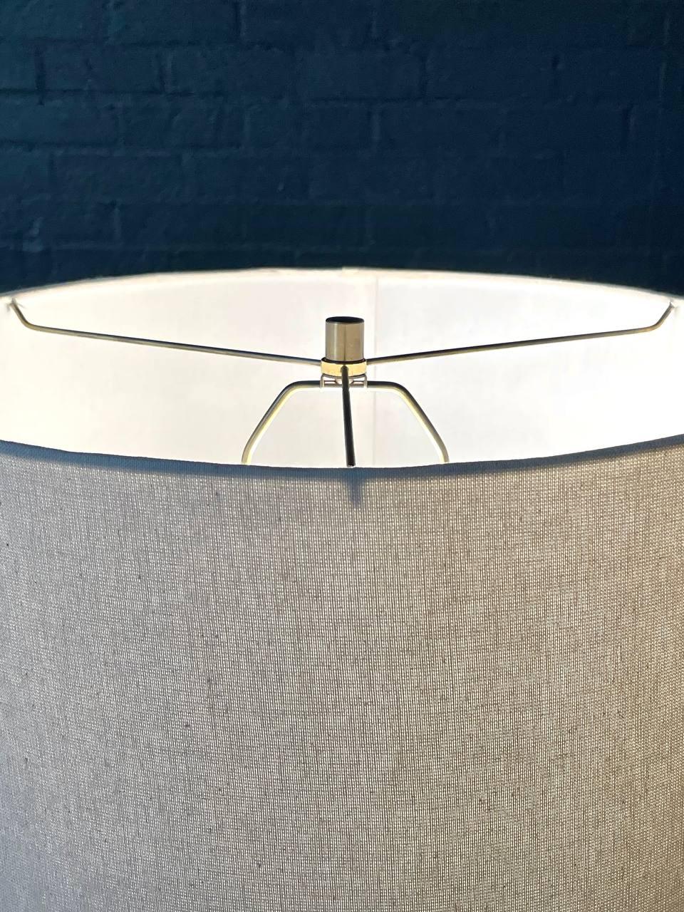 Lampada da terra in noce scolpito di metà secolo con tavolino, appena rifinita In condizioni ottime in vendita a Los Angeles, CA
