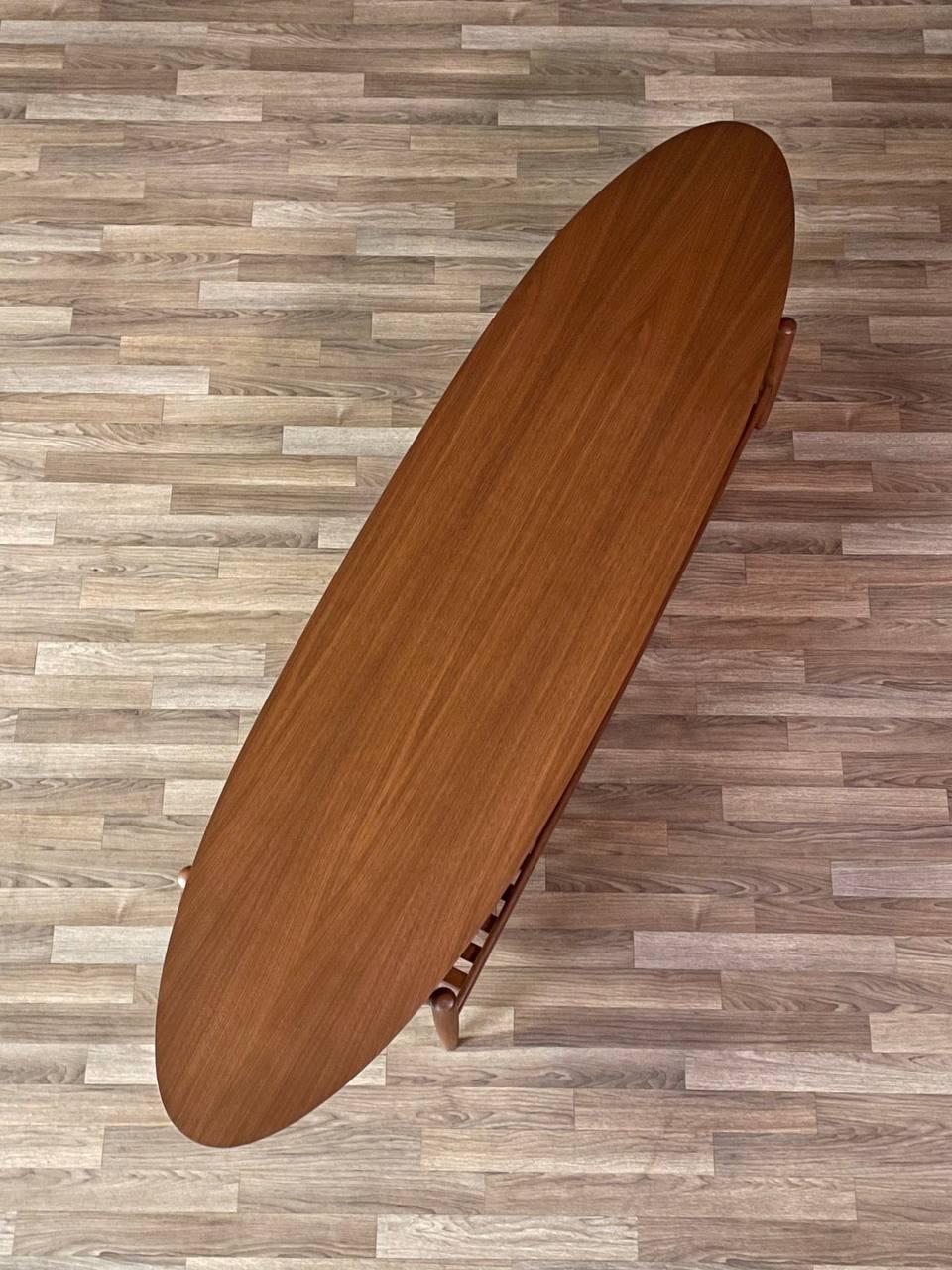 Américain Table basse à plateau flottant, style planche de surf, du milieu du siècle, fraîchement repeinte en vente