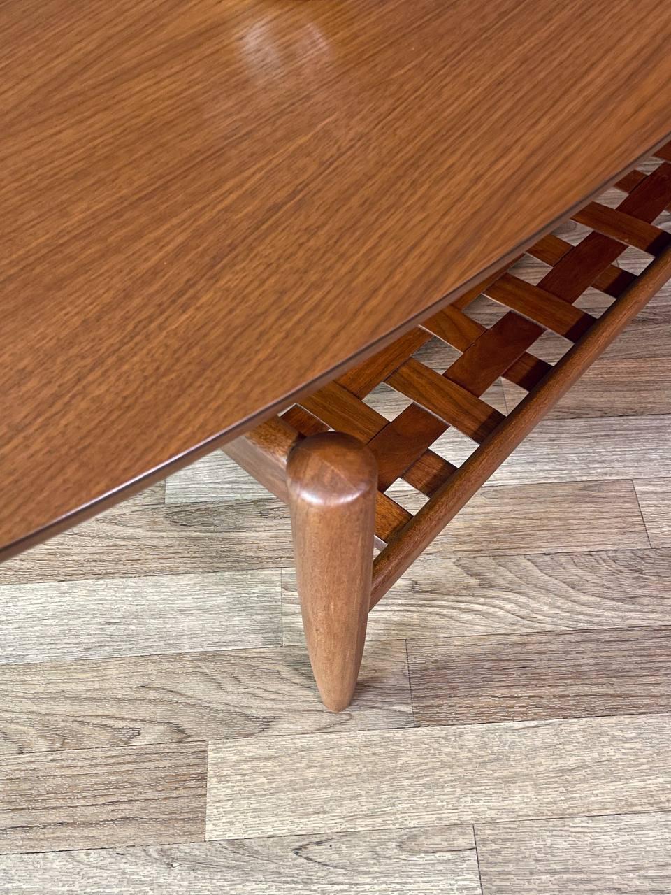 Table basse à plateau flottant, style planche de surf, du milieu du siècle, fraîchement repeinte en vente 2