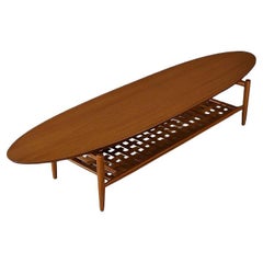 Neu lackierter Couchtisch im Stil eines Surfbretts aus der Mitte des Jahrhunderts mit schwebender Platte