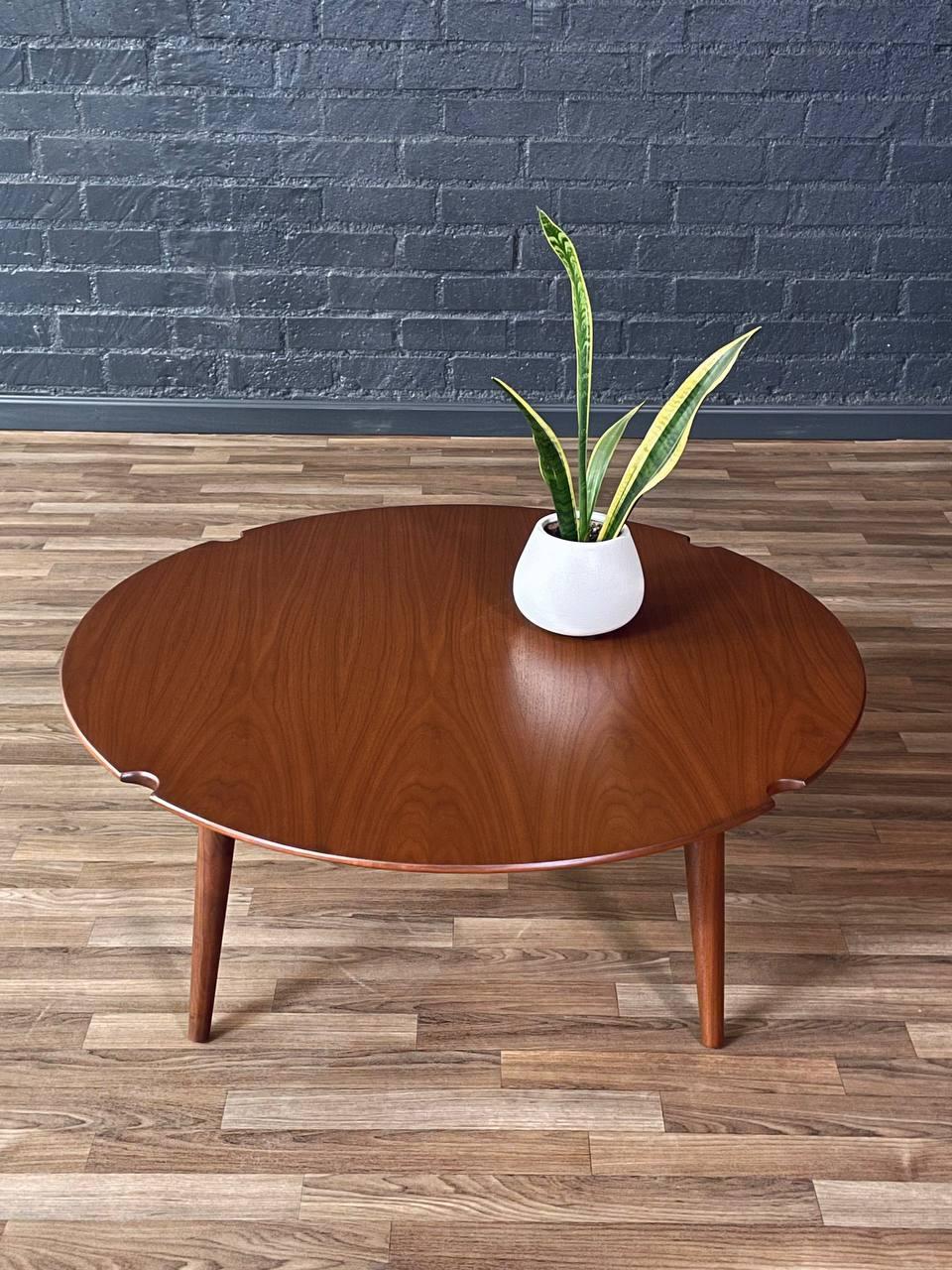Mid-Century moderno Nuovo, appena rifinito - Tavolino da caffè con piano in noce scolpito in stile svedese moderno di metà secolo in vendita