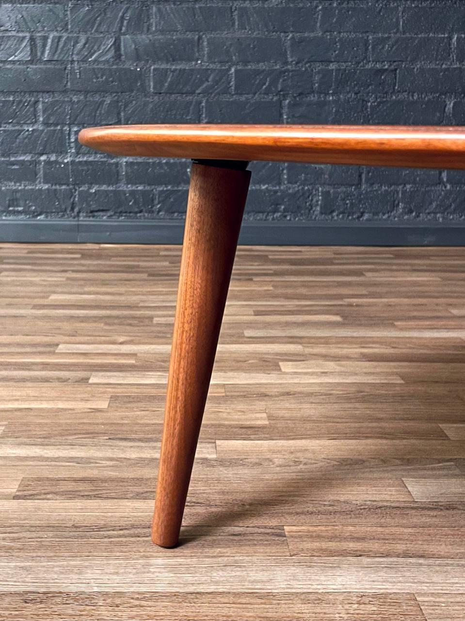 Nuovo, appena rifinito - Tavolino da caffè con piano in noce scolpito in stile svedese moderno di metà secolo in vendita 2