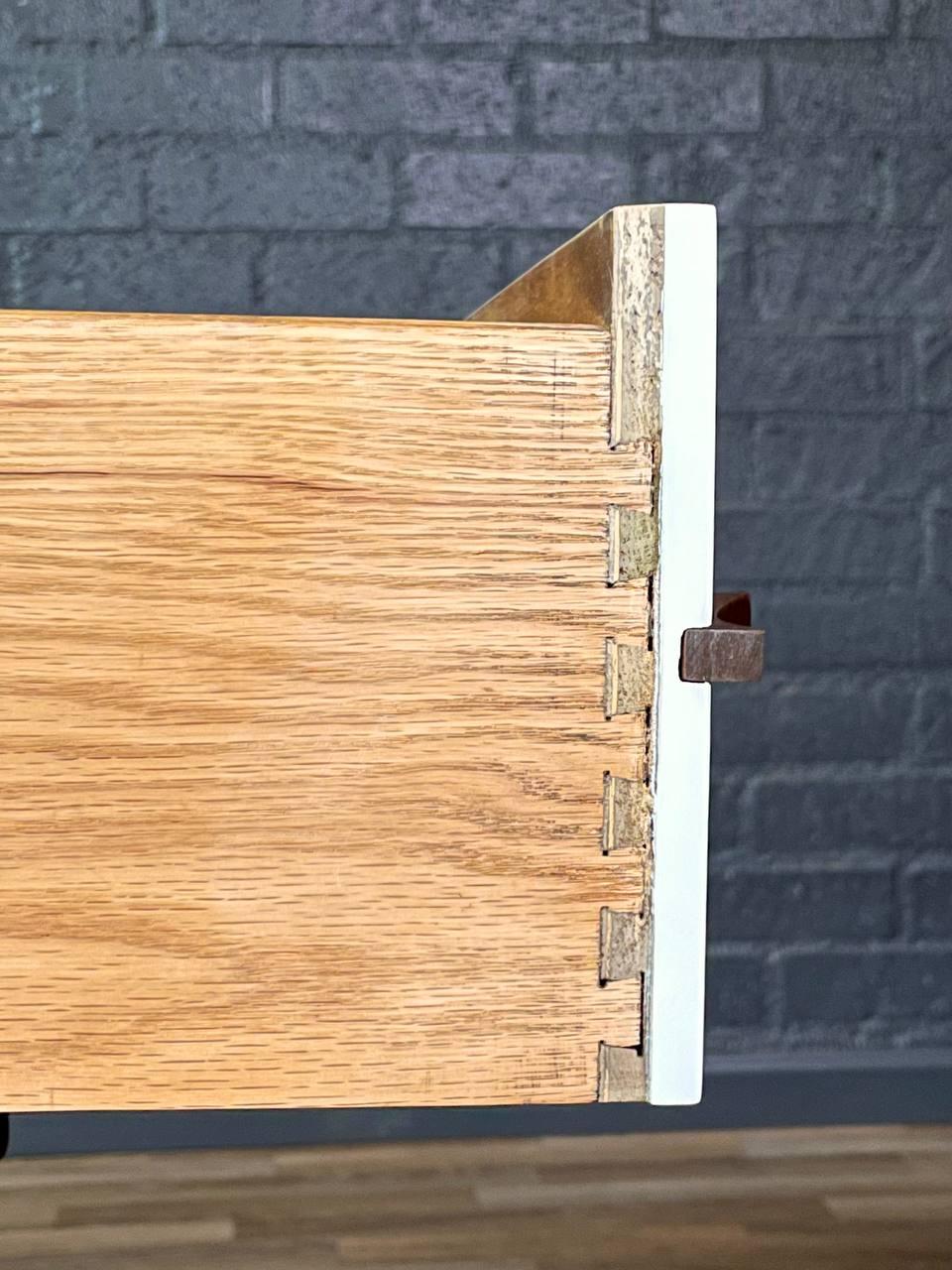 Appena rifinito - Comodino Mid-Century bicolore laccato e in noce in vendita 3